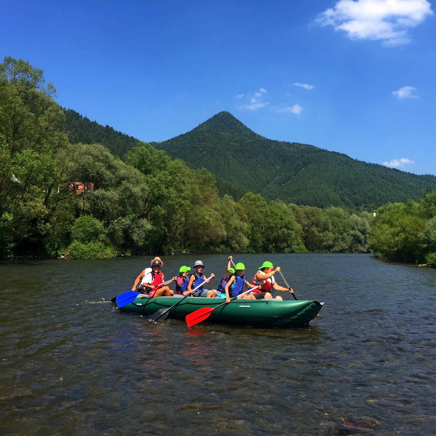 Zaži s nami najlepší rodinný rafting na dolnom Liptove. Zdolaj rieku Váh v kvalitnom raftovom člne so skúseným inštruktorom.